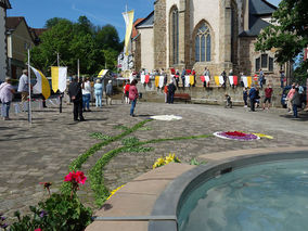 Erteilung des eucharistischen Wettersegens vor der Stadtpfarrkirche St. Crescentius